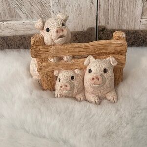 Charming Pigs-N-Fence Tabletop Decor